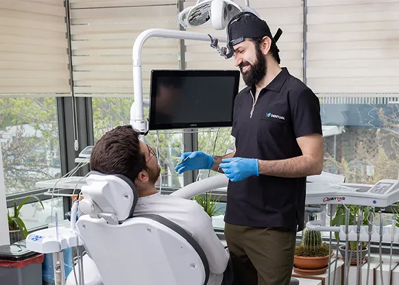 Konya Diş Hekimi diş kliniğinde hekim ve hasta